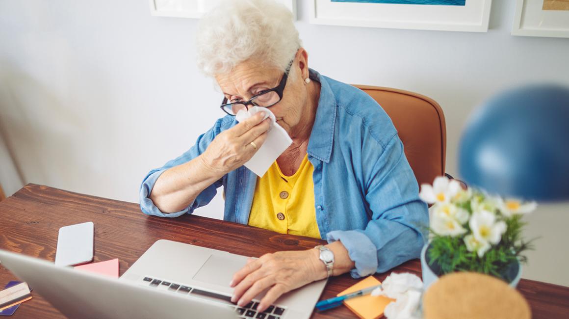 Starsza, zakatarzona pani przed komputerem