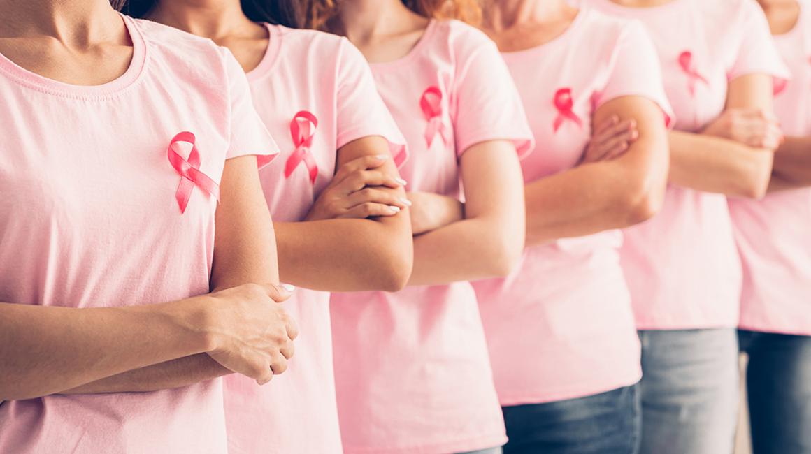 kobiety w różowych t-shirtach z różową wstążką