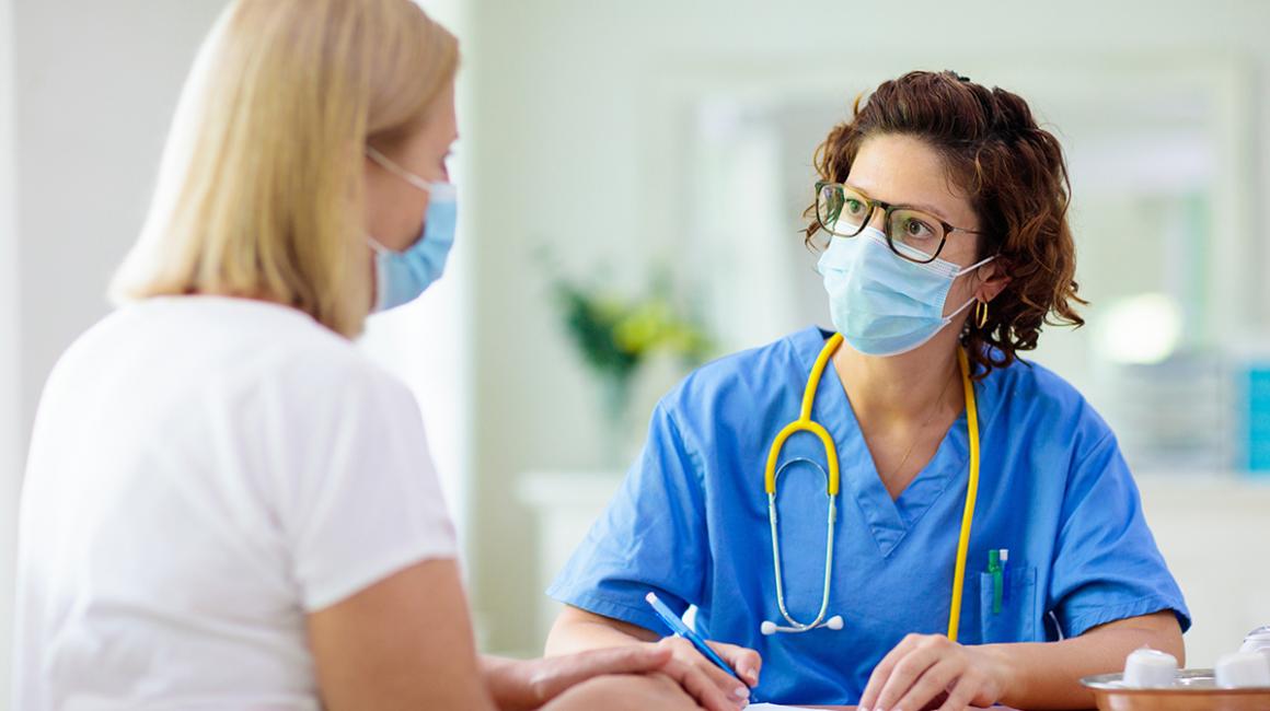 pacjentka i lekarka w maseczkach