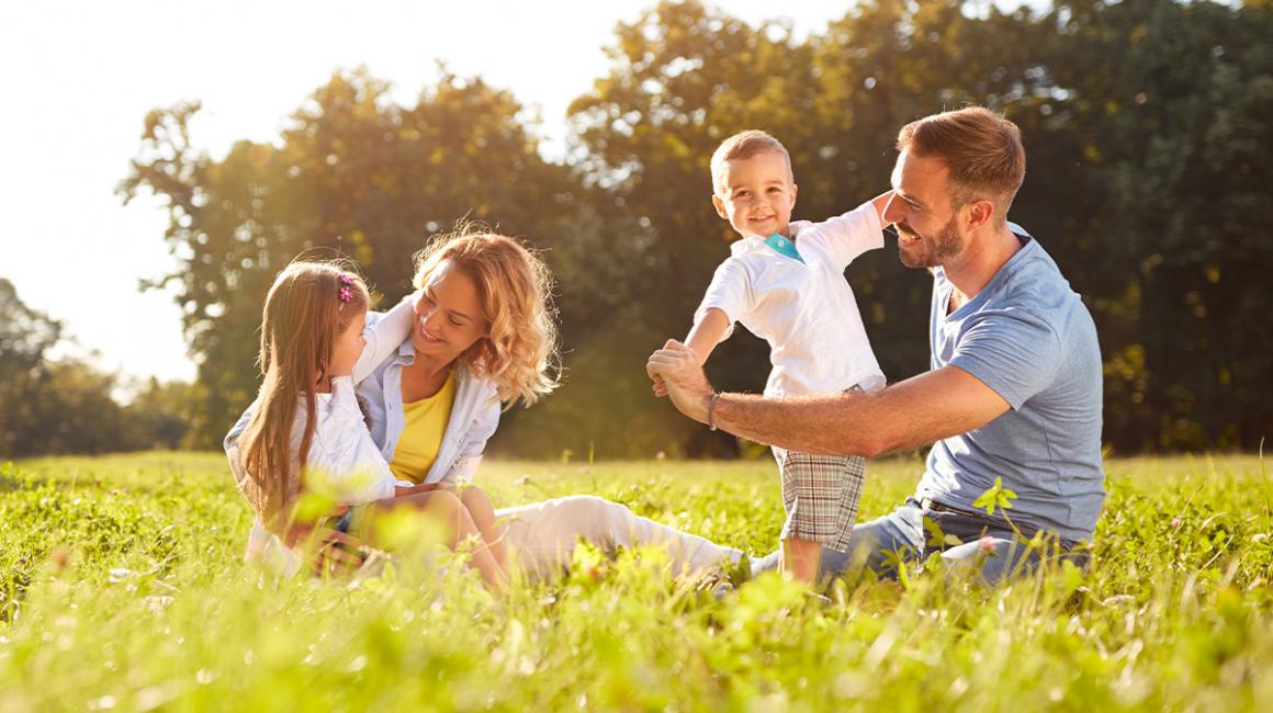 Rodzina na słonecznej łące