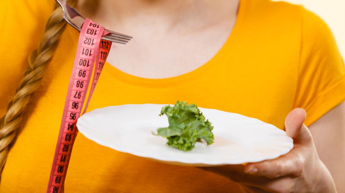 Talerz z liściem sałaty i centymetr