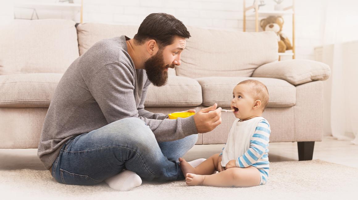 Ojciec karmi małe dziecko