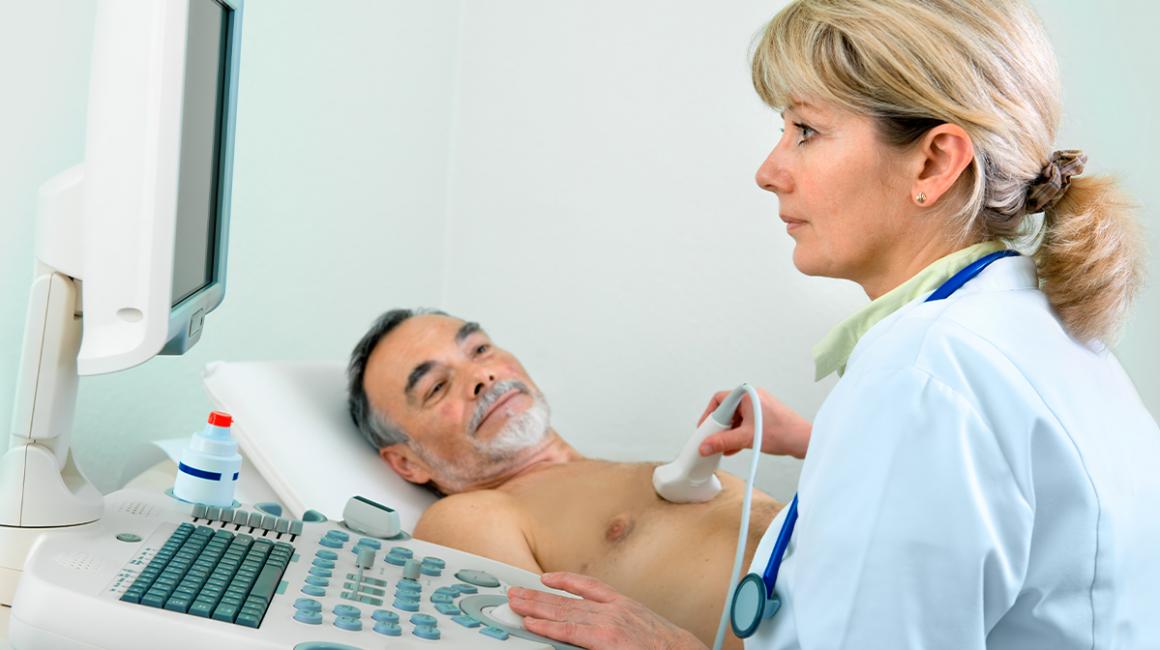 Lekarka robi USG mężczyźnie