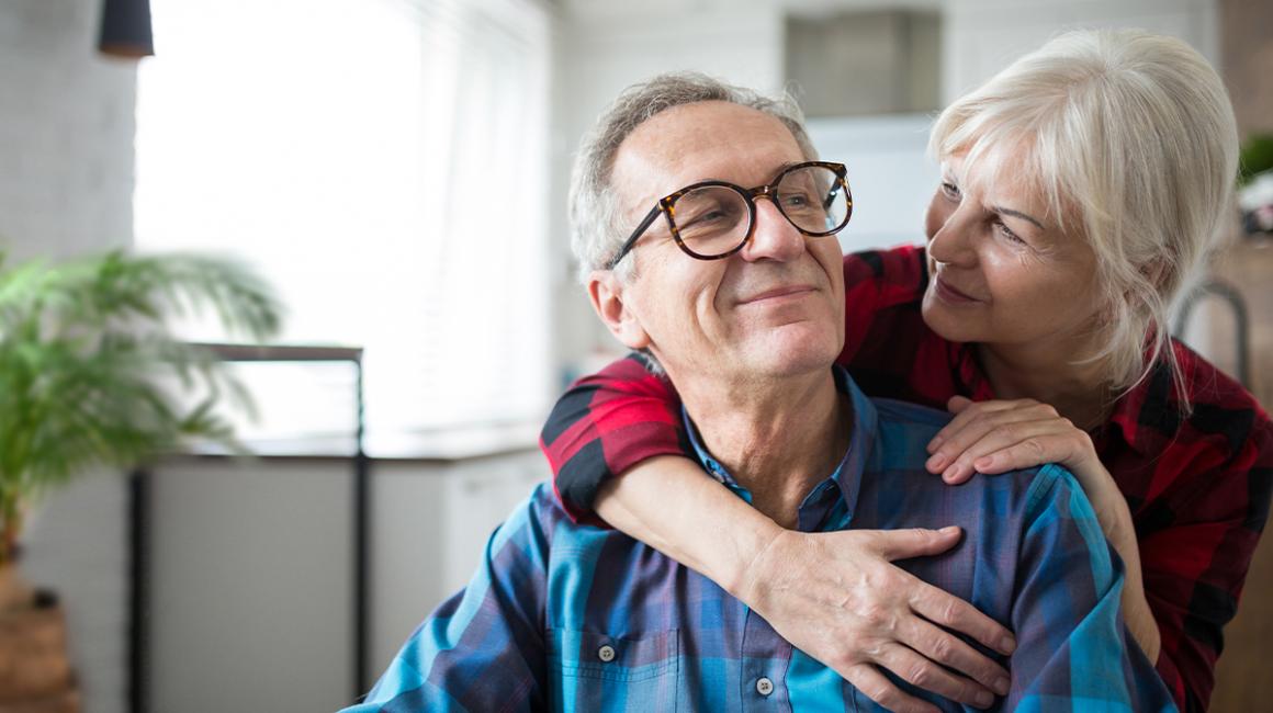 Starsza para w objęciu w domu