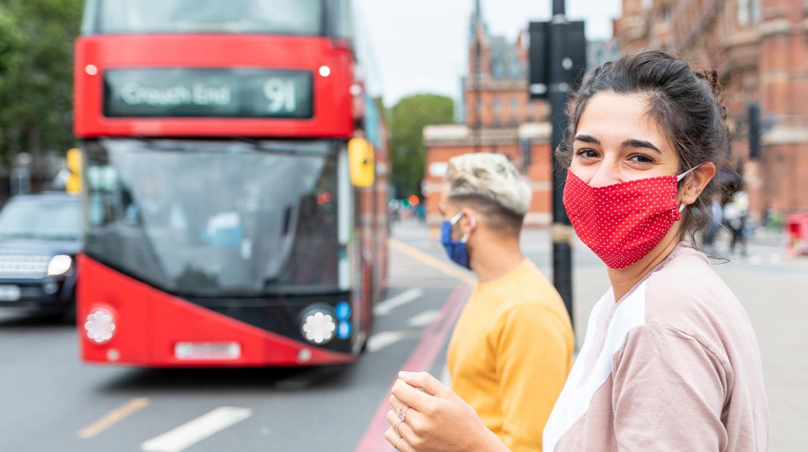 Kobiety w maseczkach w Londynie na ulicy