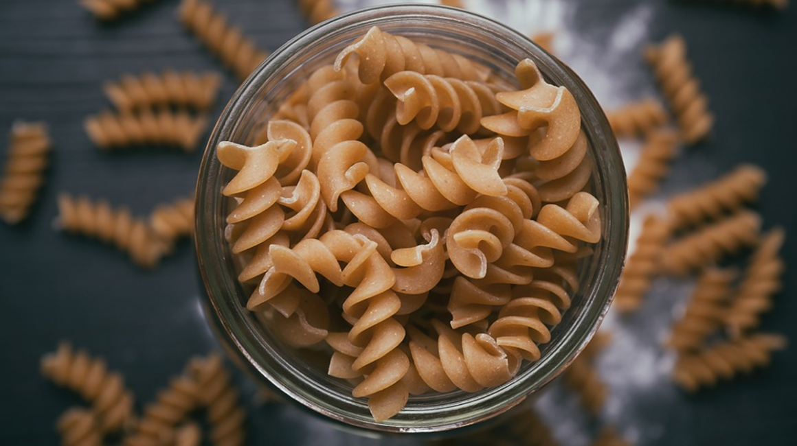 Makaron razowy świderki w szklanej miseczce. Ujęcie z góry.