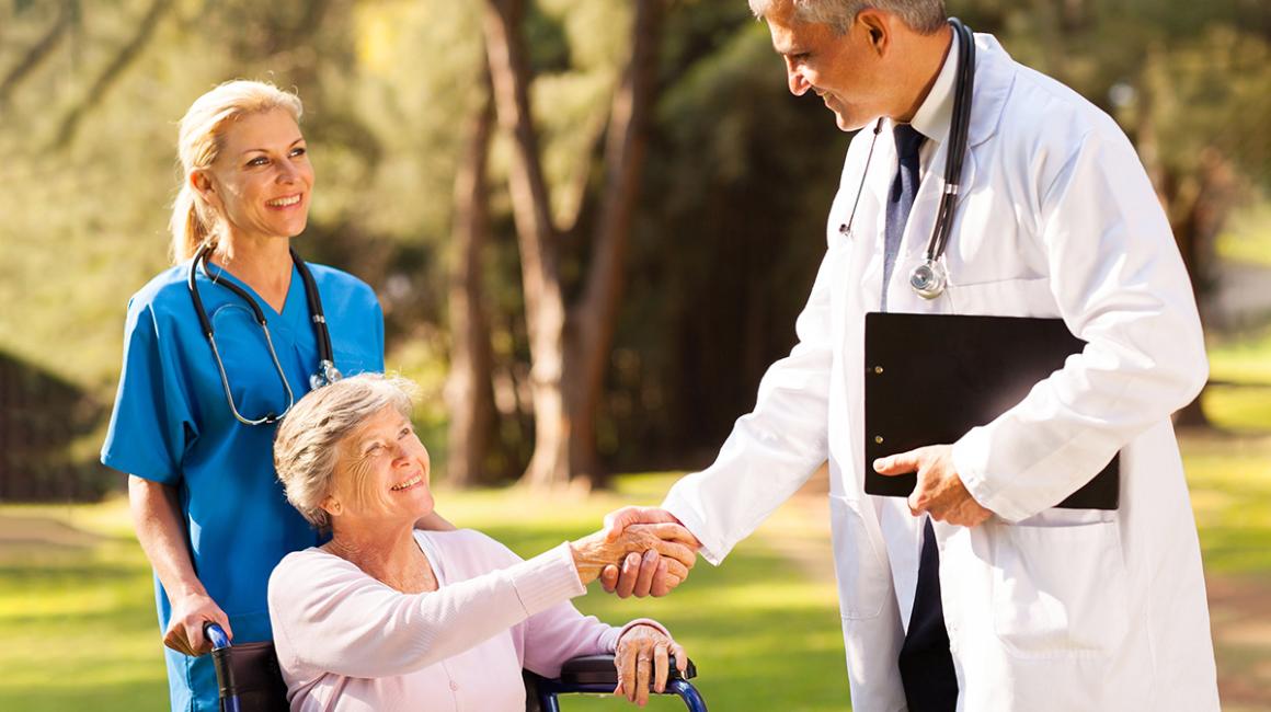 pani na wózku z lekarzem 