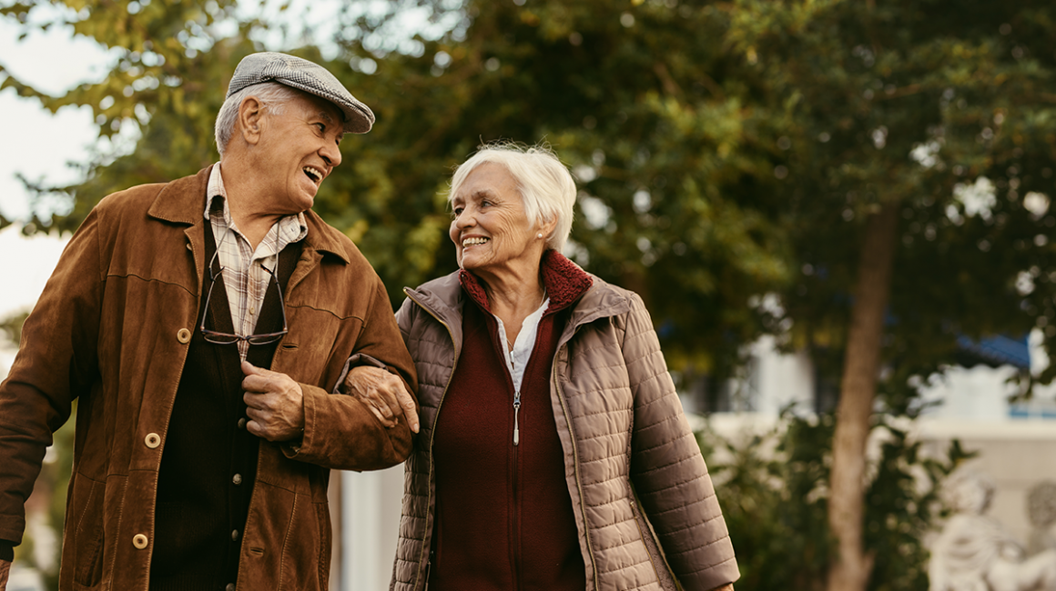 seniorzy idą pod rękę