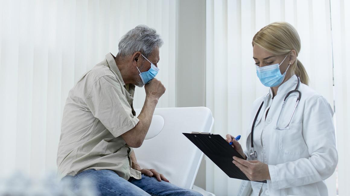lekarka ankietuje starszego pacjenta