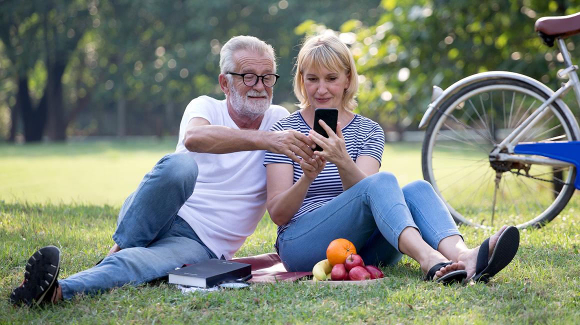 Dwie osoby w parku z telefonem w ręku