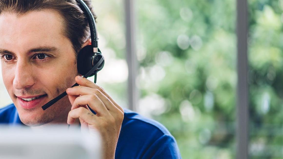 mezczyzna w sluchawkach