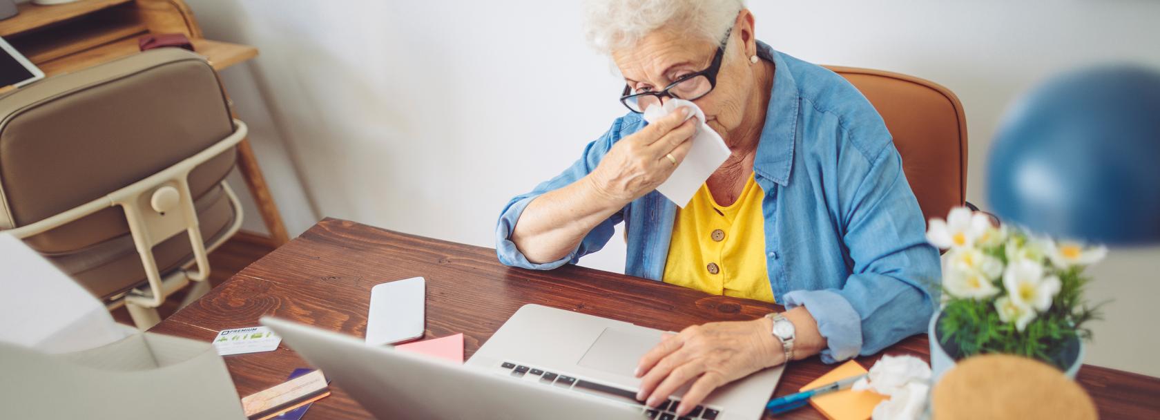 Starsza, zakatarzona pani przed komputerem