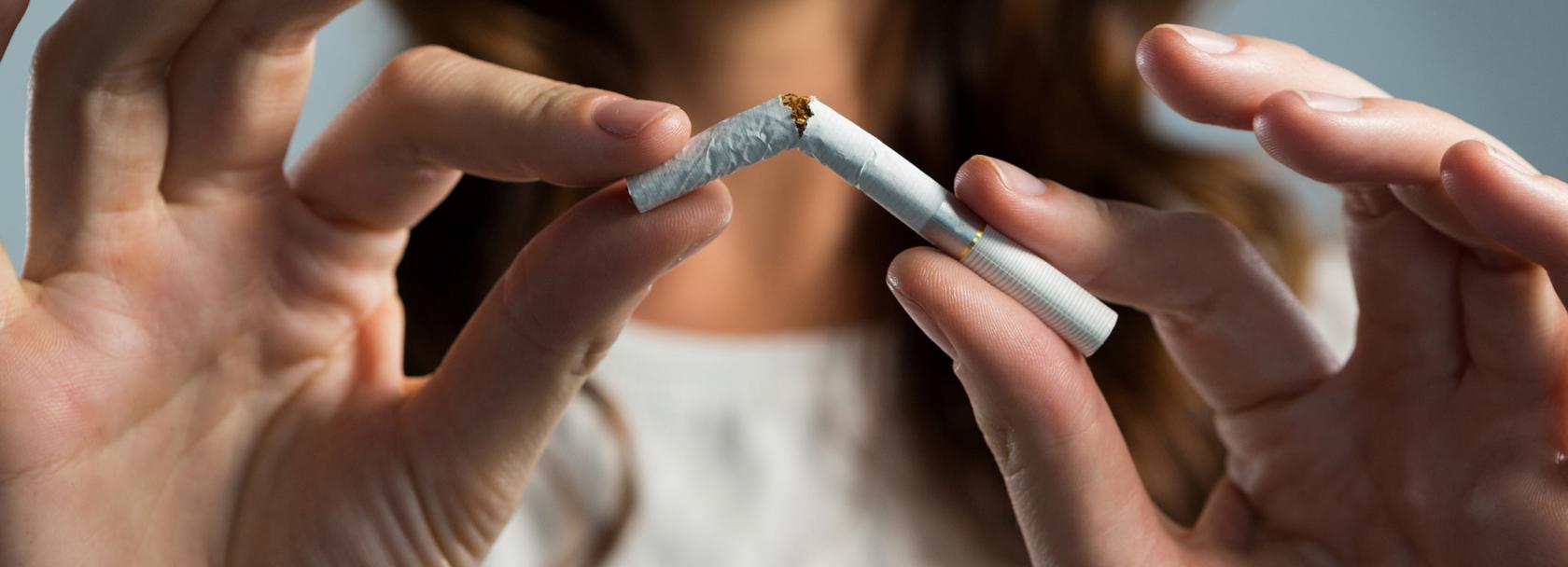 Dziewczyna łamie papieros