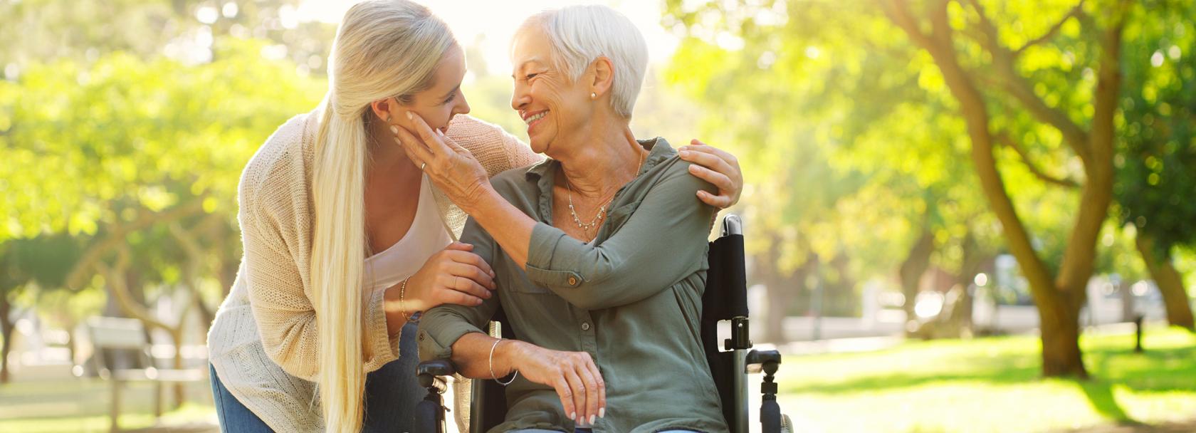 Osoby starsze, opiekun i wózek