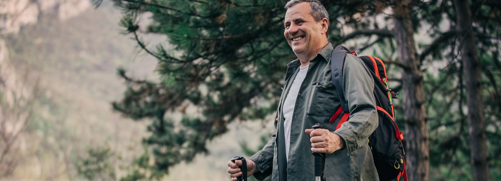 Starszy pan uprawia nordic walking