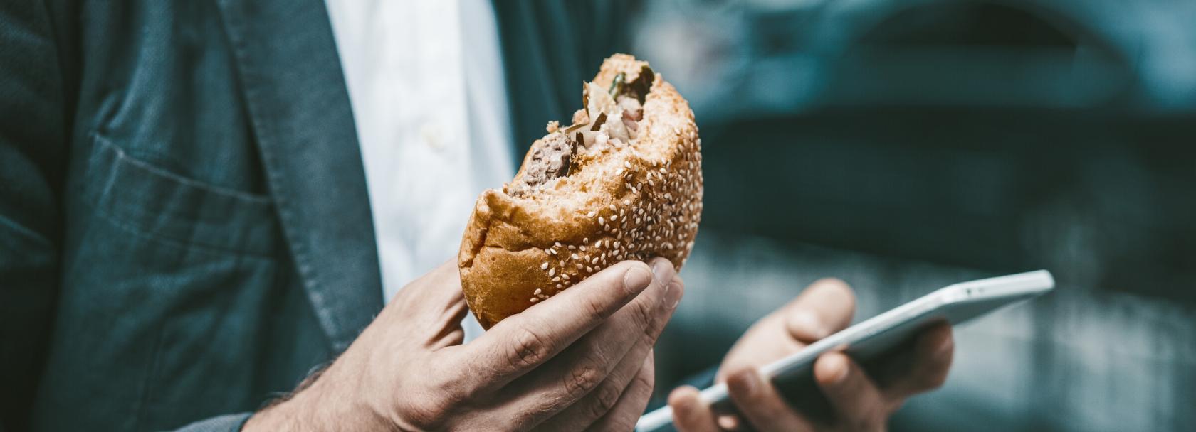 Jedzenie kanapki na ulicy