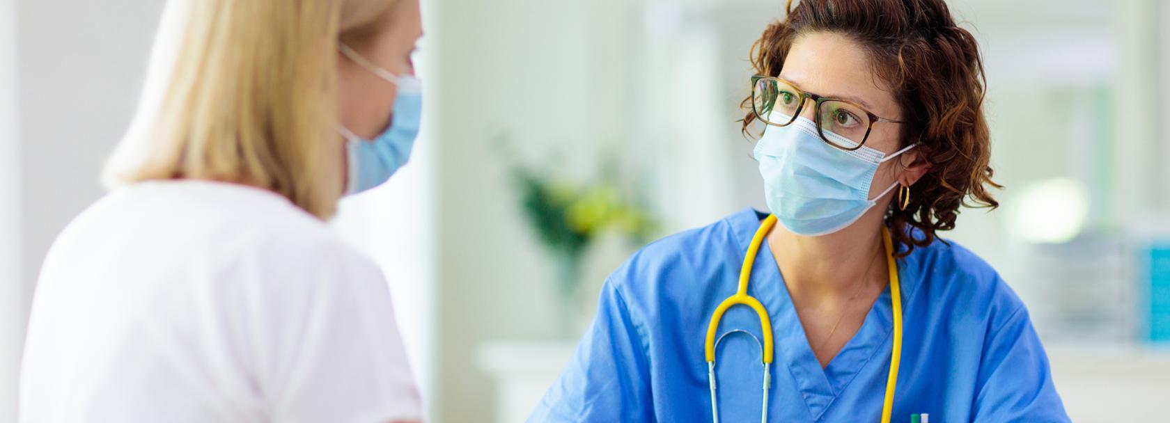 pacjentka i lekarka w maseczkach
