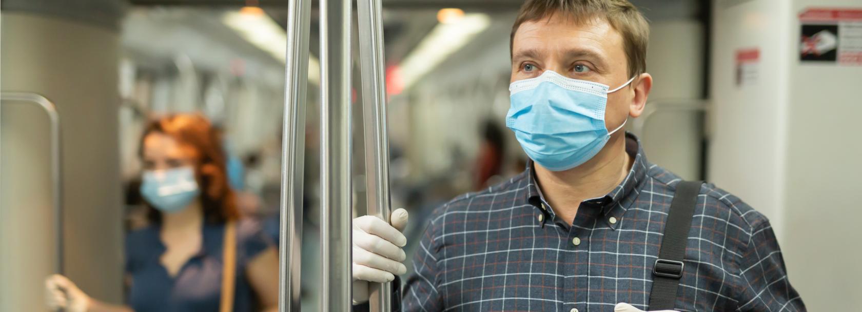 Ludzie w maseczkach w metrze