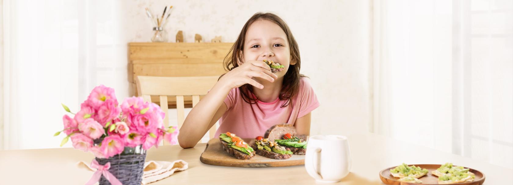 Dziewczynka je kanapki