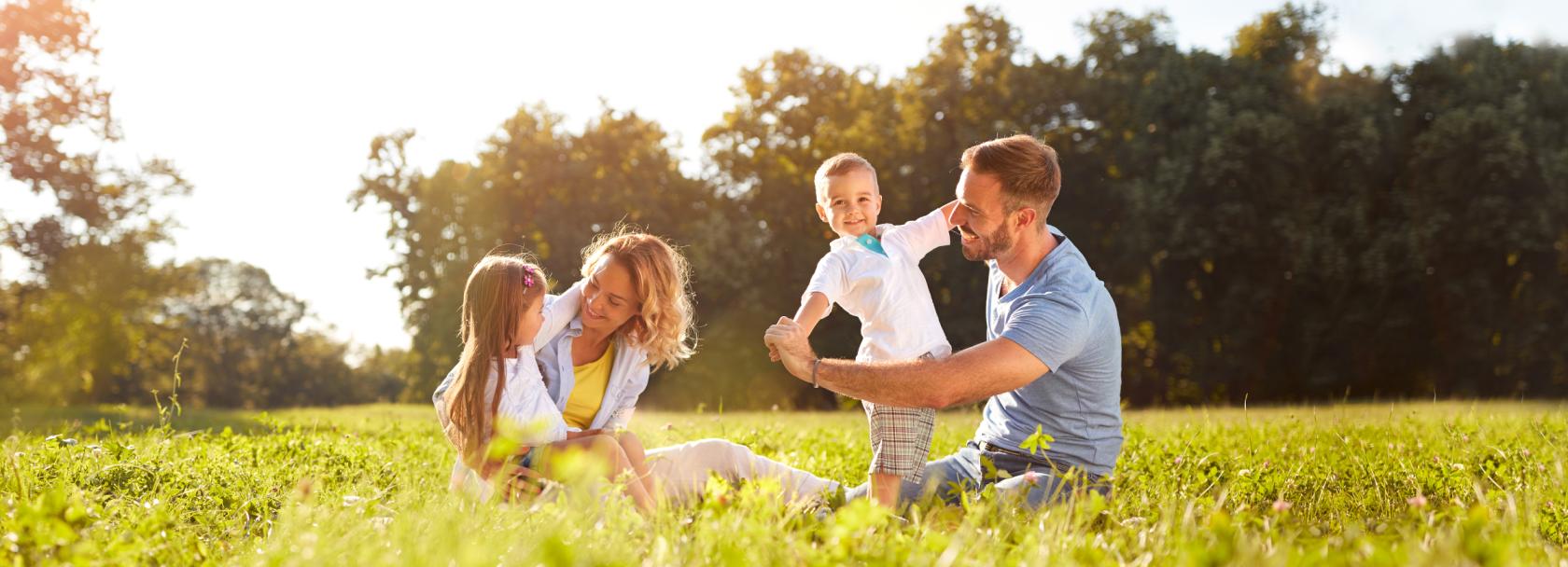 Rodzina na słonecznej łące