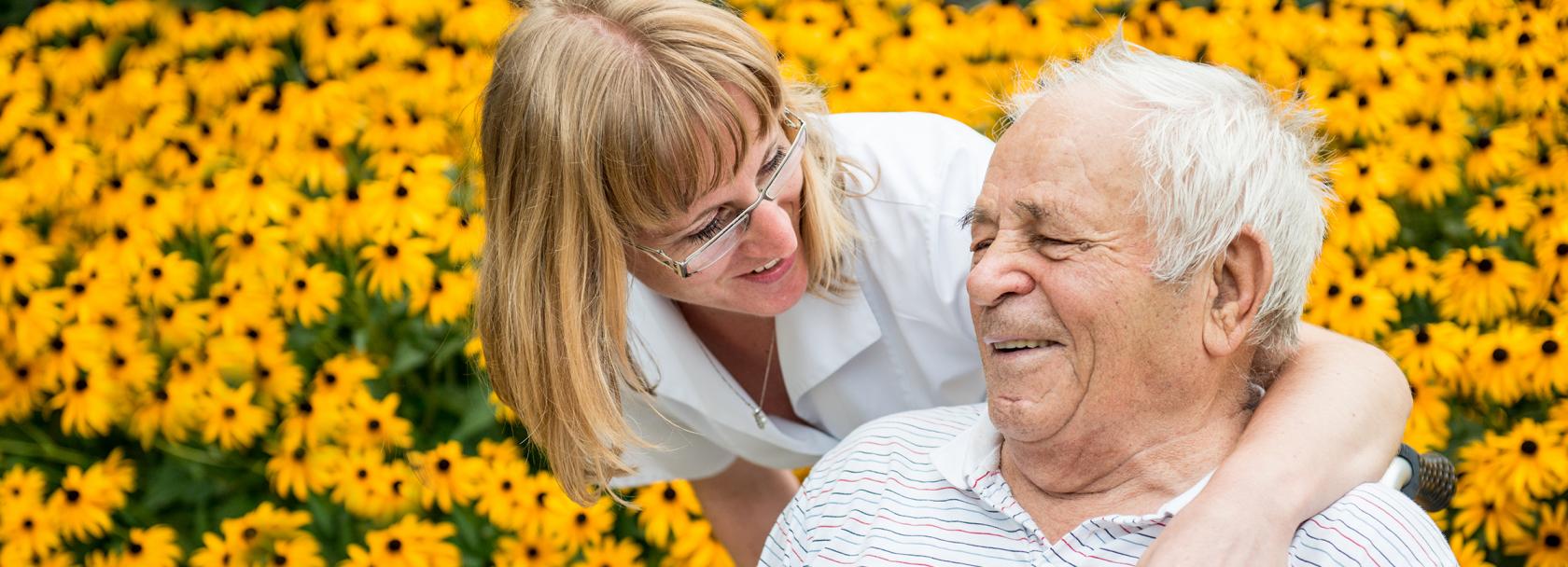 pielęgniarka obejmuje mieszkańca dps