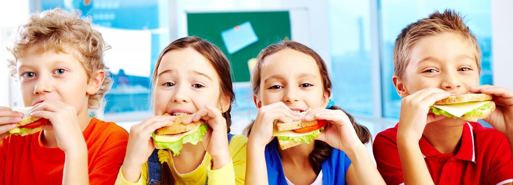 czwórka dzieci je kanapki