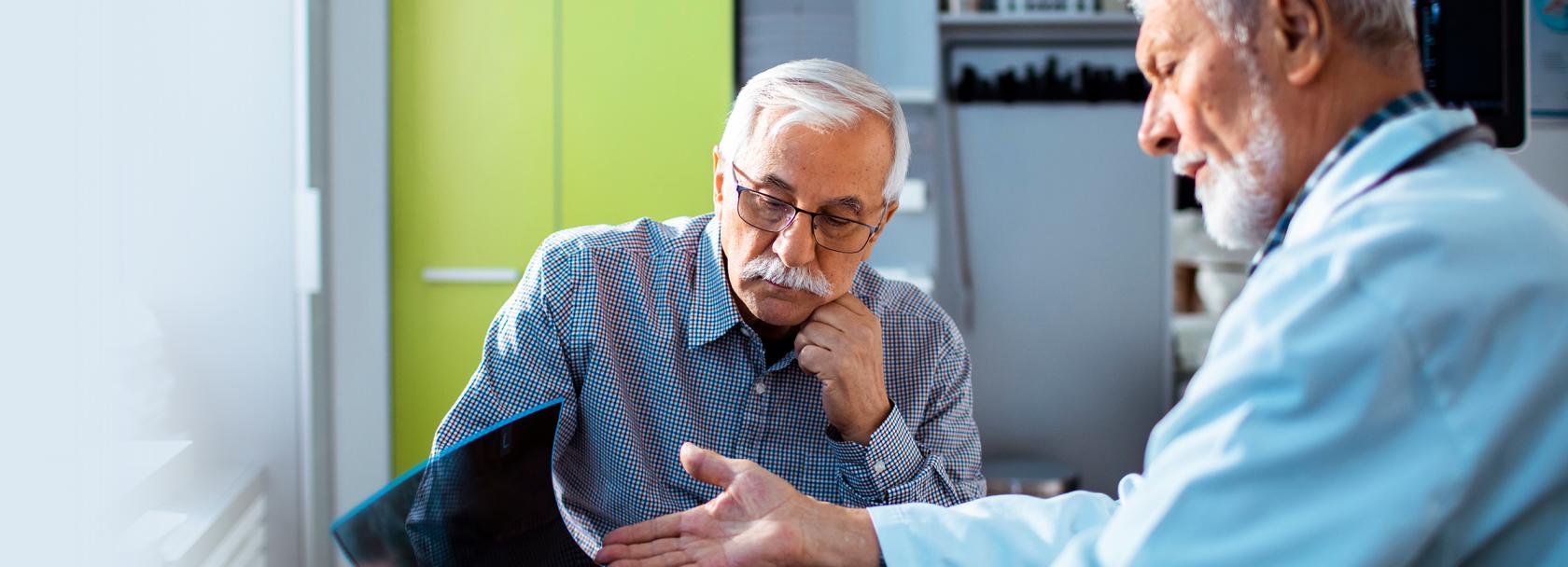Mężczyzna rozmawia z lekarzem