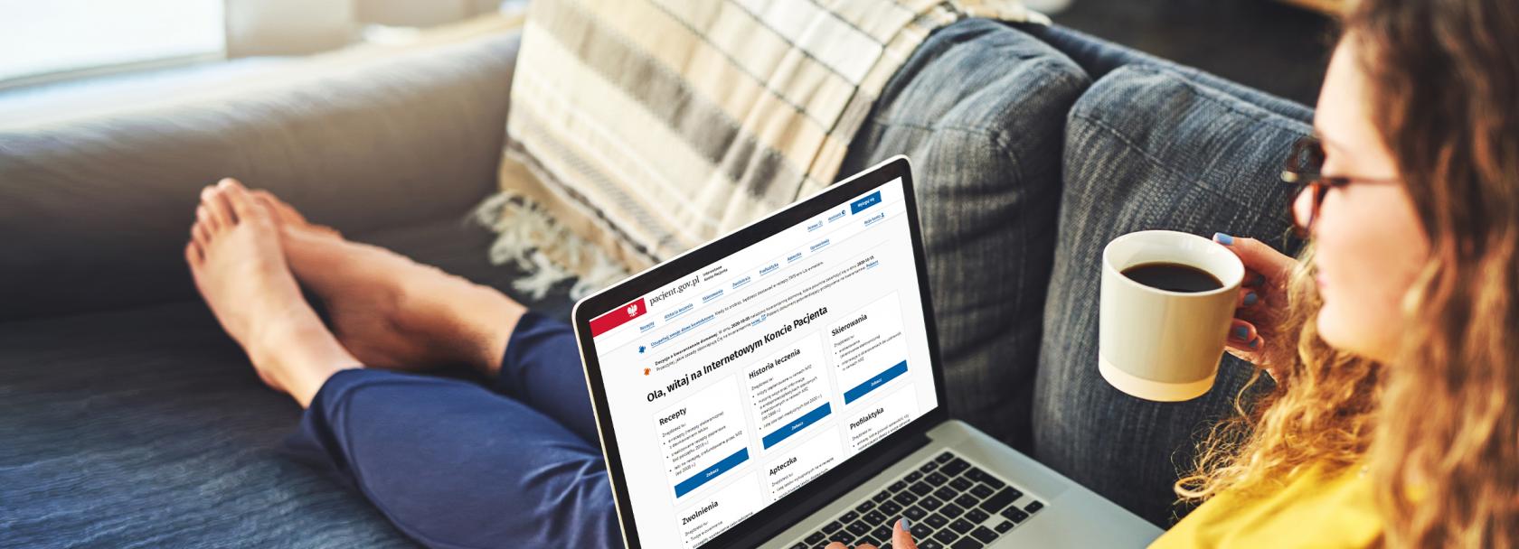 Kobieta czyta informacje o kwarantannie na IKP