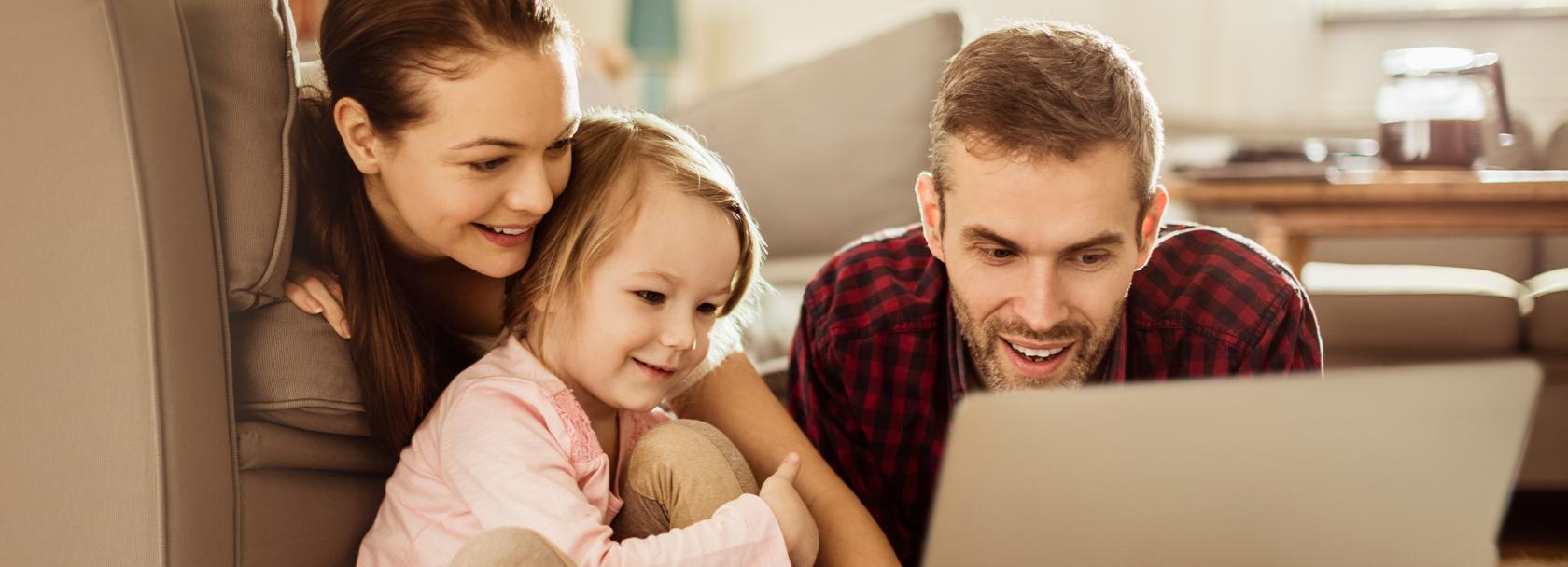rodzina przy laptopie 