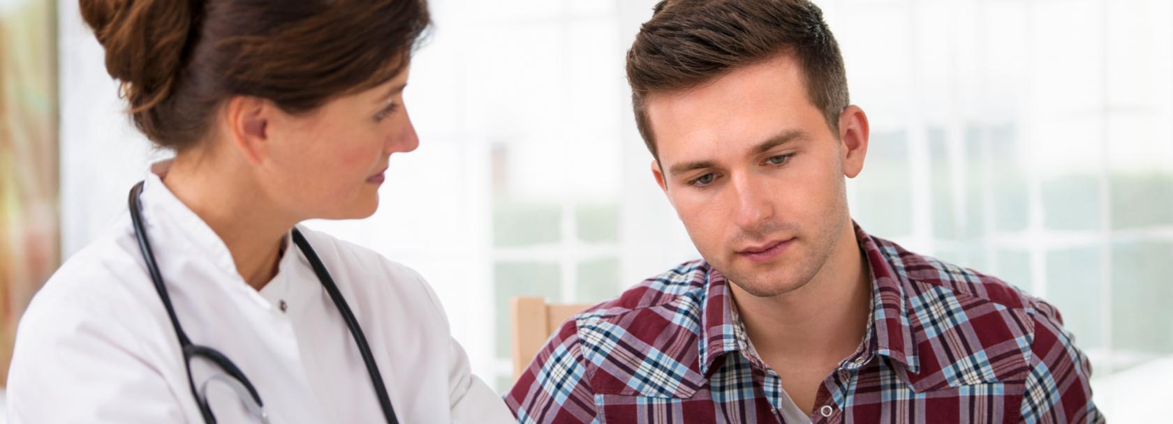 lekarka rozmawia z 18-latkiem