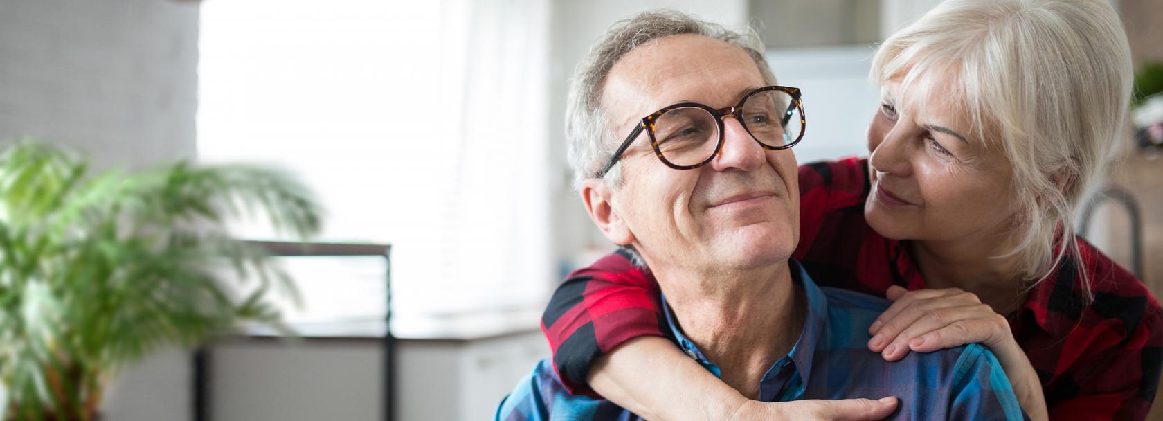 Starsza para w objęciu w domu