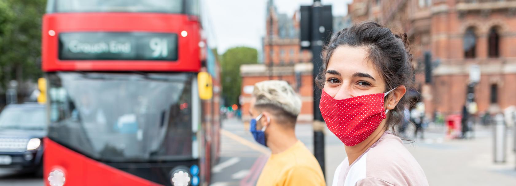 Kobiety w maseczkach w Londynie na ulicy