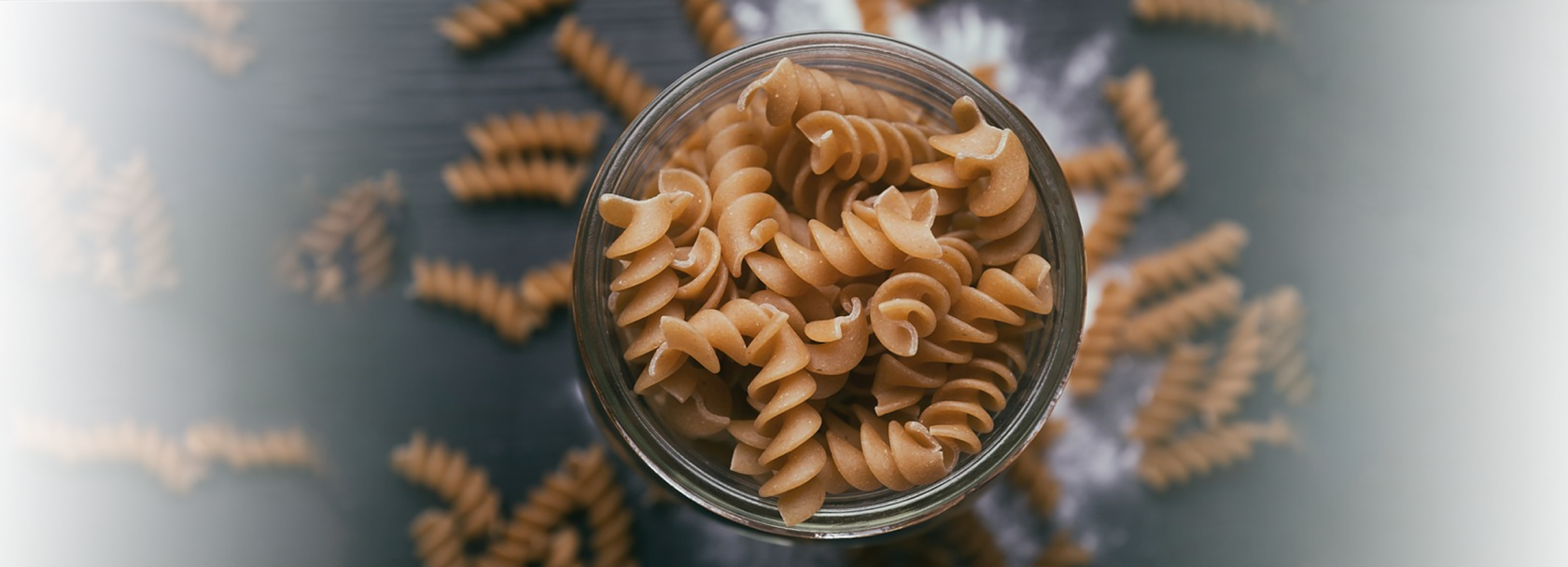 Makaron razowy świderki w szklanej miseczce. Ujęcie z góry.