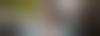 kobieta w maseczce rozmawia przez telefon na ulicy