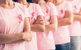 kobiety w różowych t-shirtach z różową wstążką