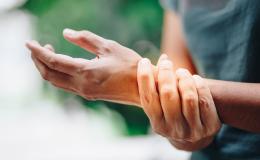 Kobieta trzyma się za nadgarstek