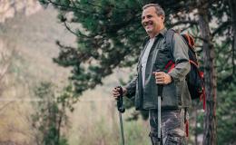 Starszy pan uprawia nordic walking