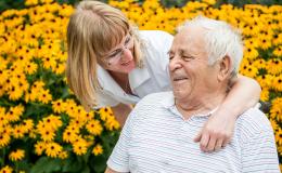 pielęgniarka obejmuje mieszkańca dps