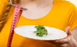 Talerz z liściem sałaty i centymetr