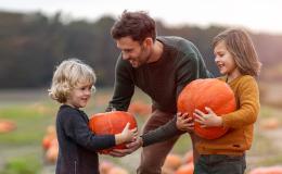 ojciec daje dzieciom dynie