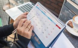kobieta wpisuje zmianę w kalendarzu 
