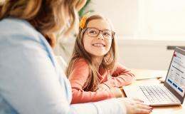 matka z córką przed IKP na komputerze