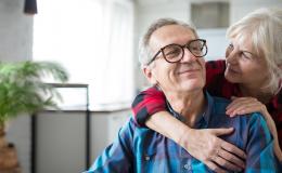 Starsza para w objęciu w domu