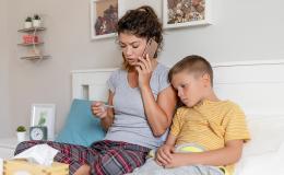 Mama z chorym dzieckiem rozmawia z lekarzem