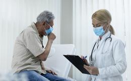 lekarka ankietuje starszego pacjenta