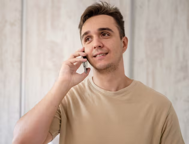 Chłopak rozmawia przez telefon.