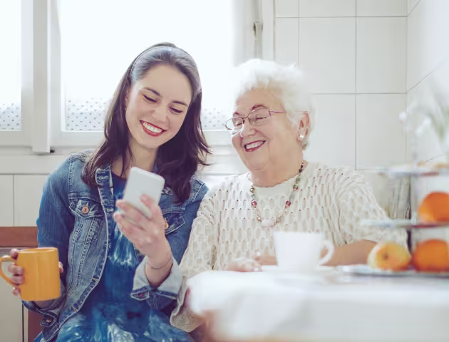 wnuczka z komórką  w kuchni z babcią