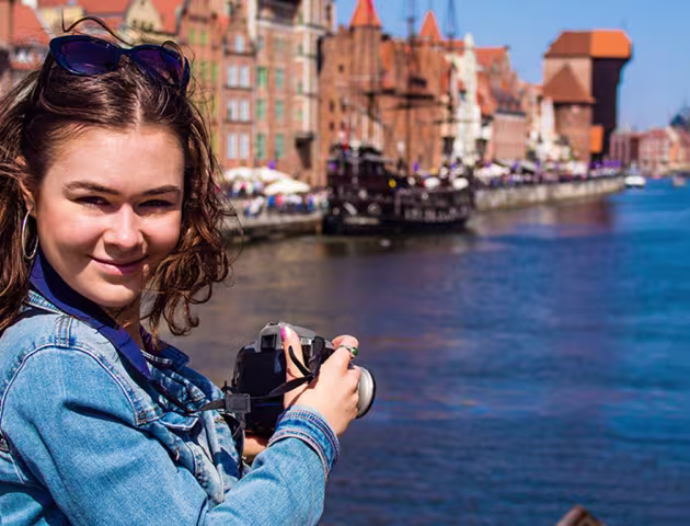 Dziewczyna z aparatem fotograficznym w Gdańsku