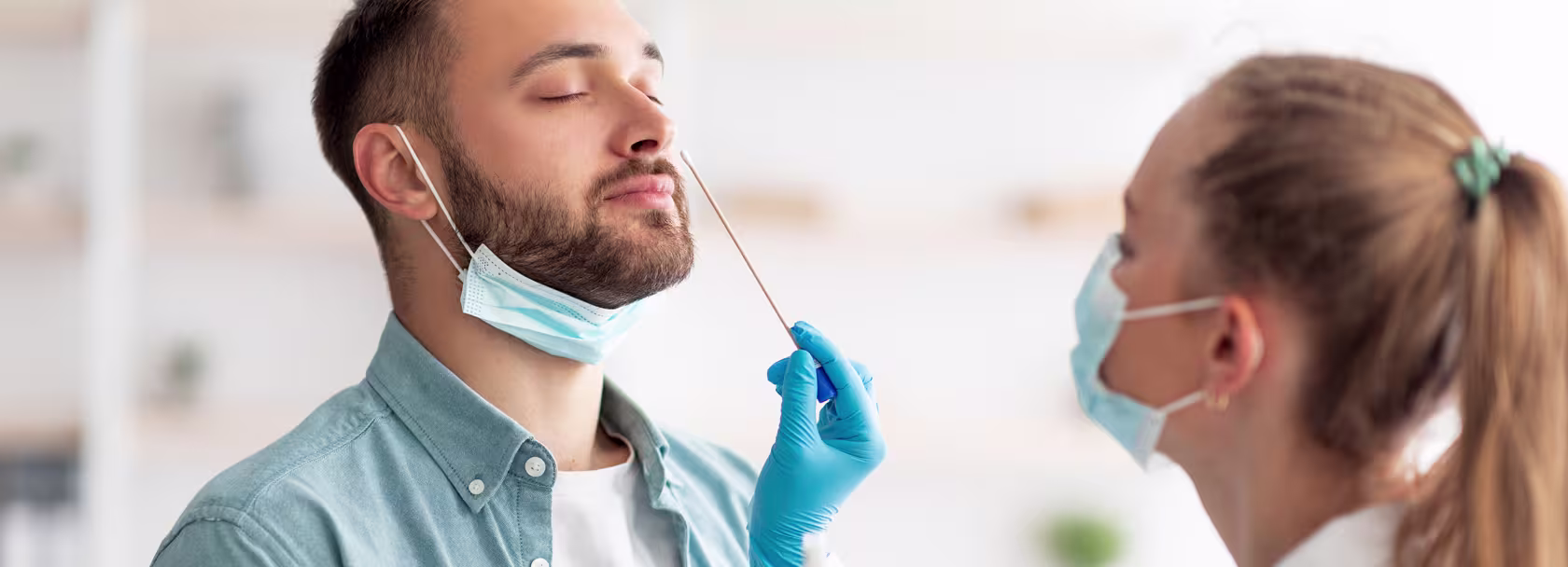 Lekarka robi test mężczyźnie z brodą