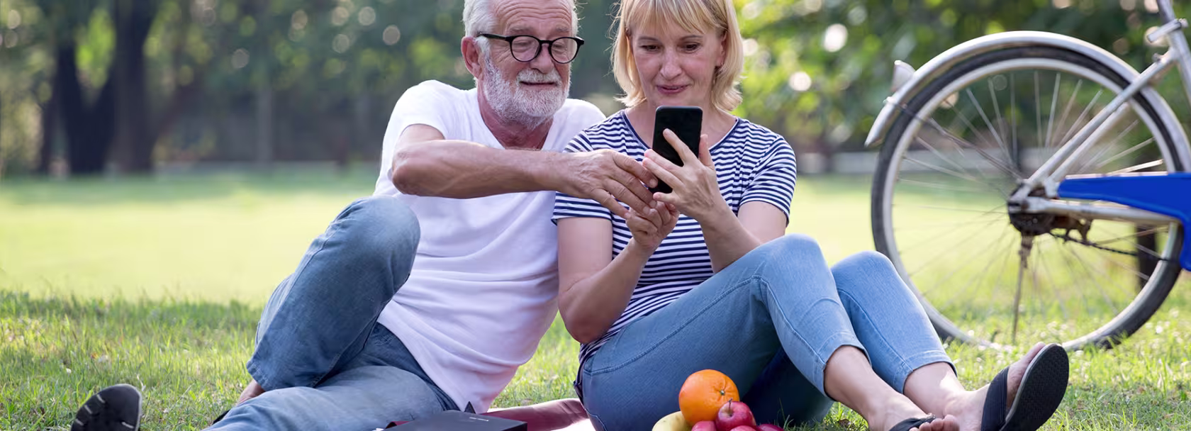 Dwie osoby w parku z telefonem w ręku